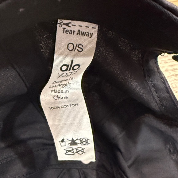 ALO Yoga Off-Duty Cap in Black - Picture 7 of 8